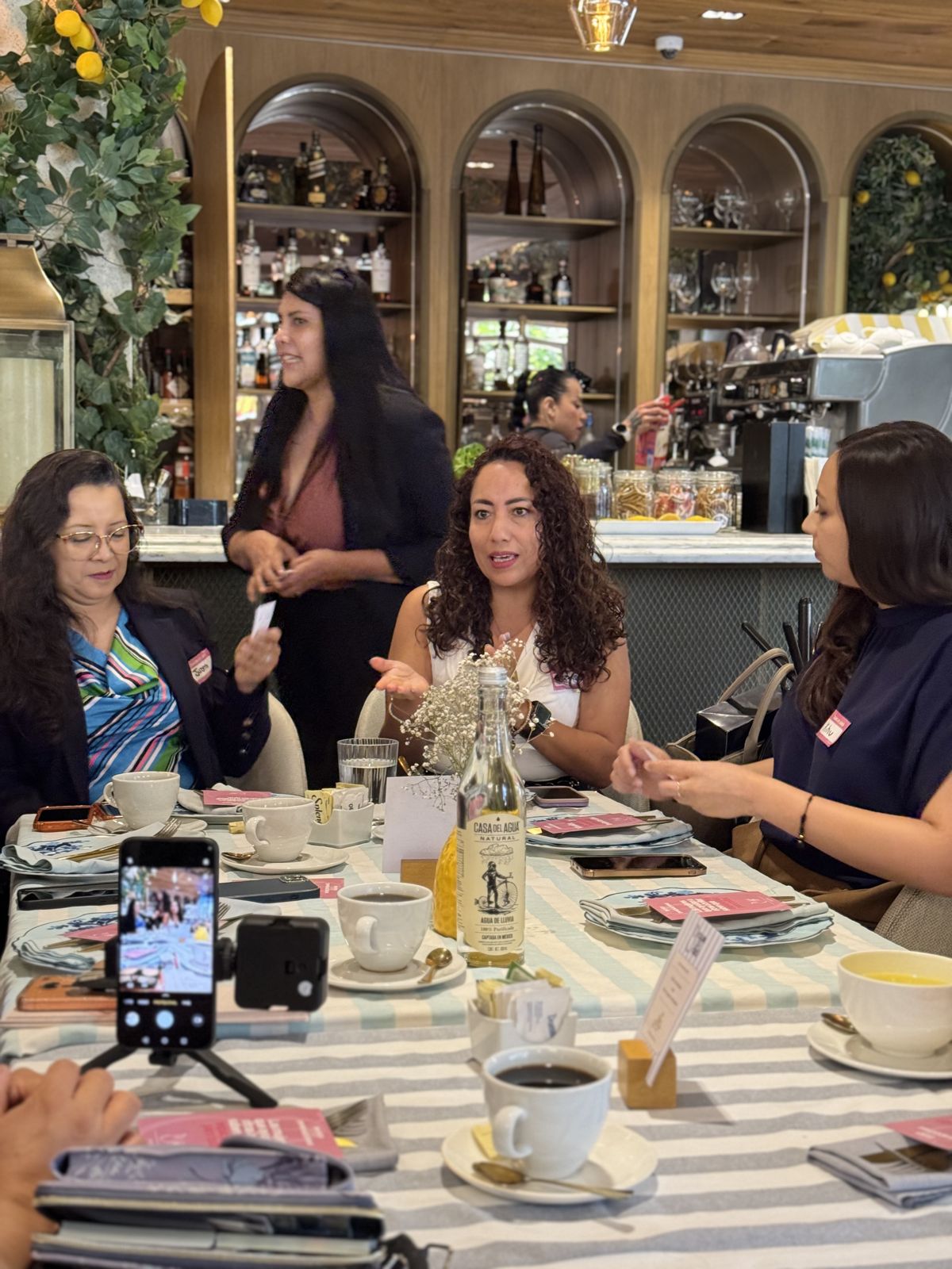 Emprendedora presentando su negocio en la mesa