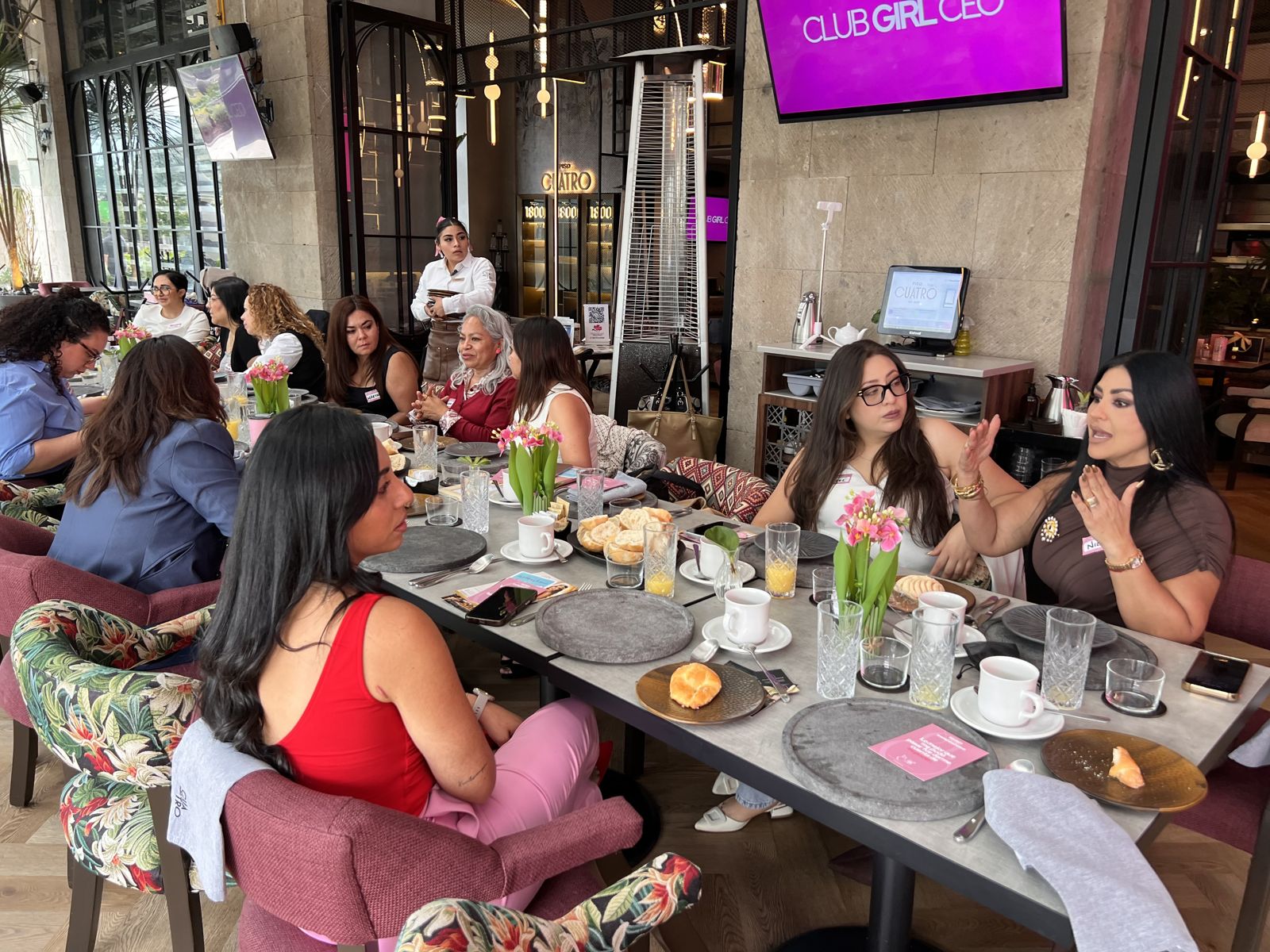Mesa larga de brunch Club Girl CEO