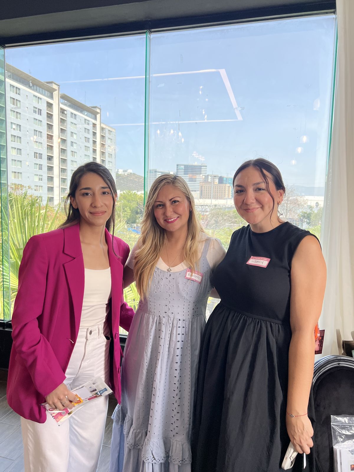 Tres emprendedoras sonriendo juntas