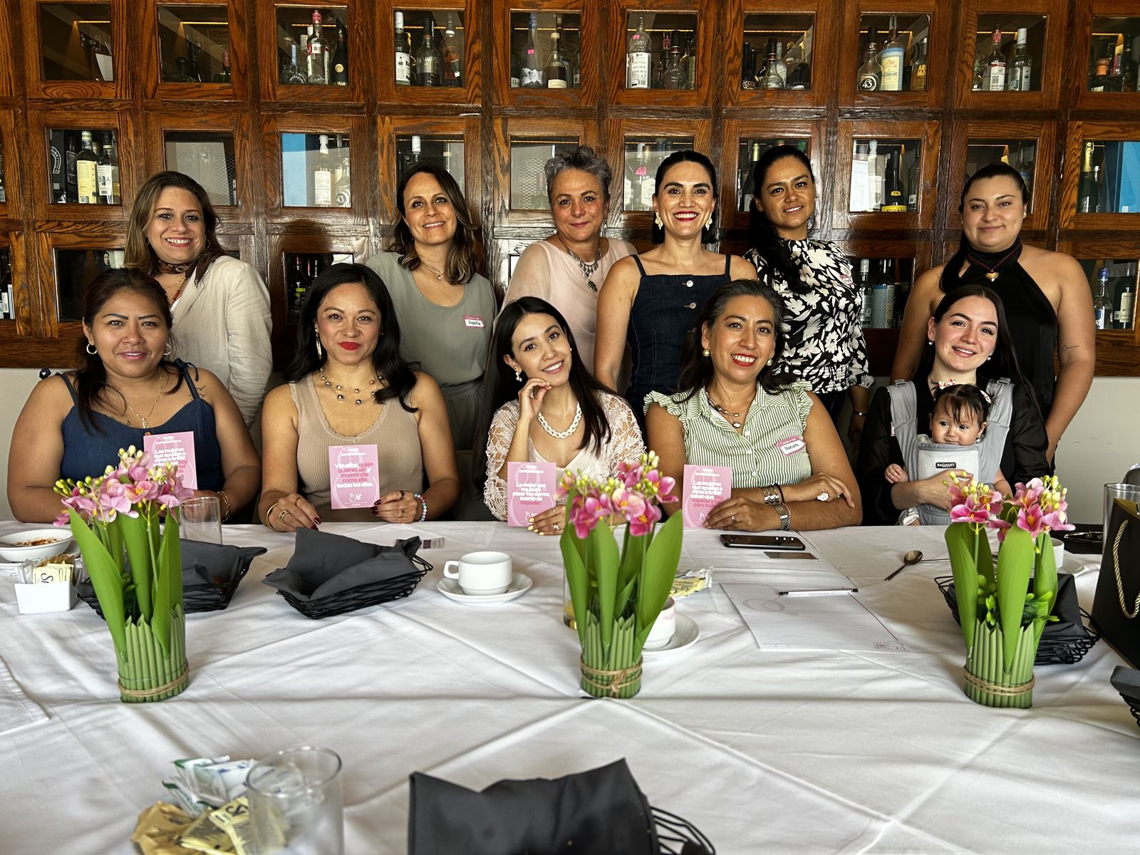 Grupo de emprendedoras en la mesa del desayuno